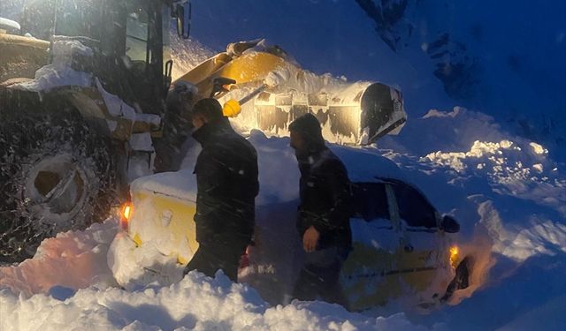 Hakkari'de çığ altında kalan taksideki 3 kişi kurtarıldı