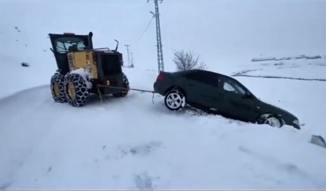Karlıova'da karla mücadele sürüyor: Mahsur kalan araçlar kurtarıldı