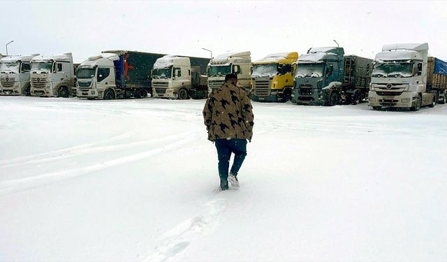 Kars-Ardahan kara yolu ağır tonajlı araç trafiğine kapatıldı