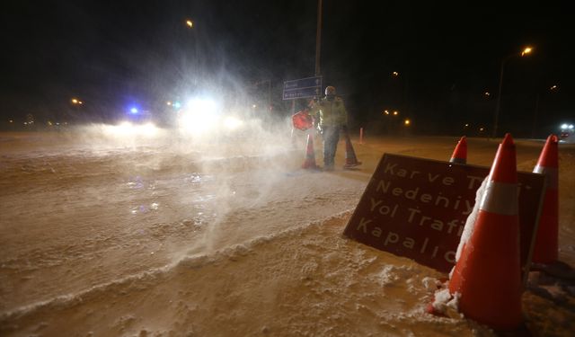 Kars'ta kar ve tipi nedeniyle bazı yollar tüm araç trafiğine kapatıldı