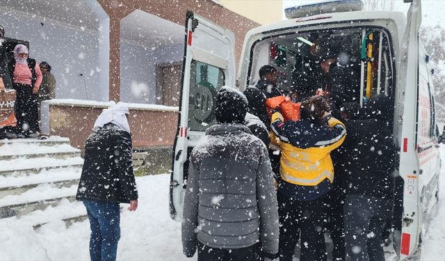 Muş'ta yolu kardan kapanan köydeki hasta ekiplerce hastaneye ulaştırıldı