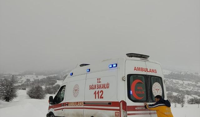 Tunceli'de kar nedeniyle yolu kapanan mezradaki hasta ekiplerce hastaneye ulaştırıldı