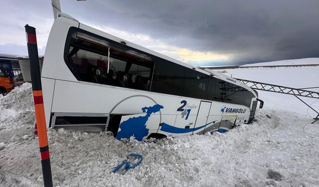 Van'da yoldan çıkan otobüsteki 11 yolcu yaralandı