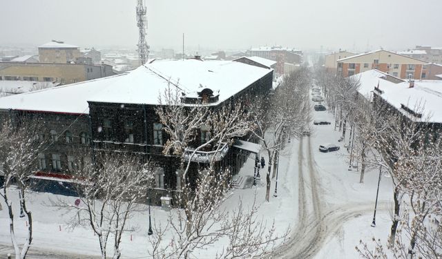 Yoğun yağışın etkili olduğu Kars'ta kar manzarası dronla görüntülendi