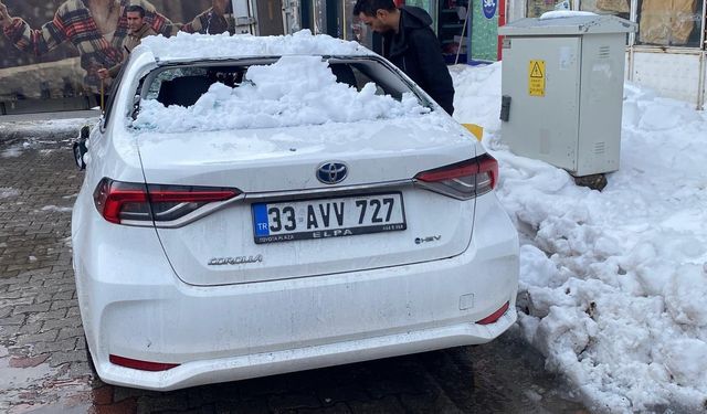Bingöl'de çatıdan düşen kar otomobile zarar verdi