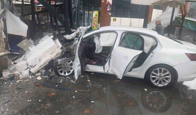 Bingöl'de otomobil iş yerine girdi: 5 yaralı