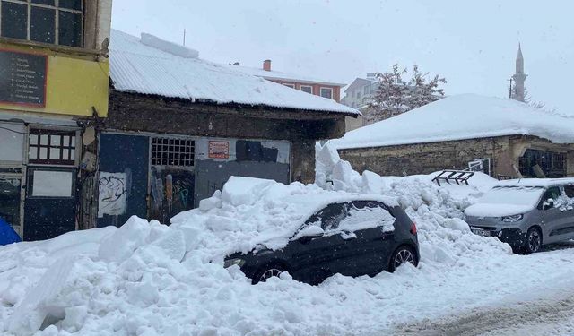 Çatıdan düşen kar kütlesi araca zarar verdi