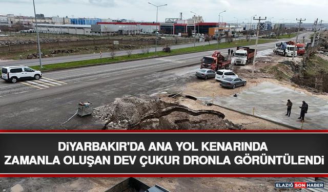Diyarbakır'da Ana Yol Kenarında Zamanla Oluşan Dev Çukur Dronla Görüntülendi