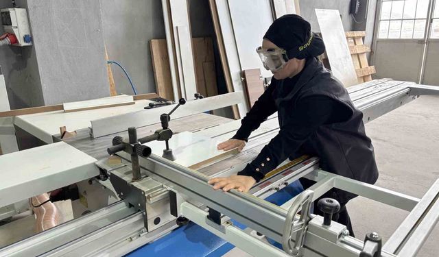 Enkazdan atölyeye bir hayat mücadelesi: İki çocuk annesi mobilyaya şekil veriyor