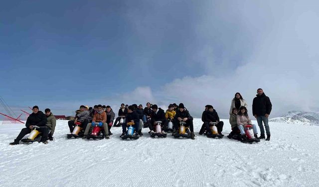 Öğrenciler kayak merkezinde doyasıya eğlendi