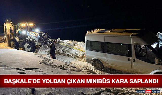 Başkale'de Yoldan Çıkan Minibüs Kara Saplandı