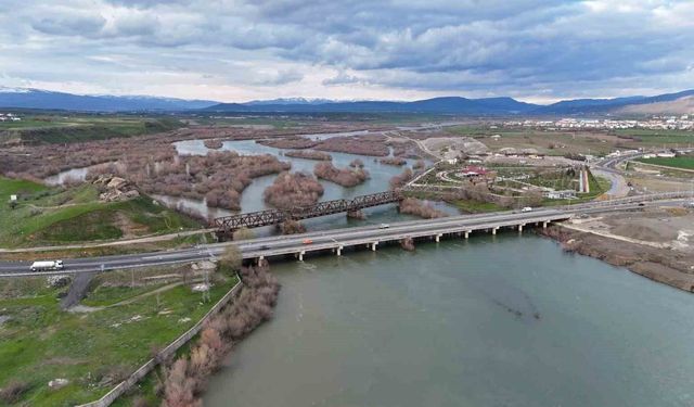 Bingöl'de Murat Nehri'nde debi yükseldi, tarihi köprüyle birlikte eşsiz manzaralar oluştu