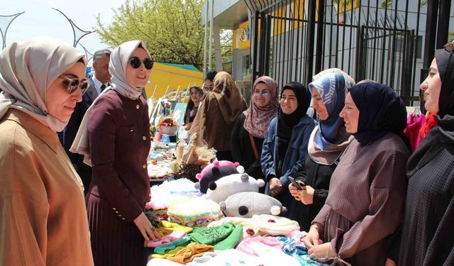 Üniversite öğrencilerinin yıl boyunca yaptıkları el emeği ürünleri görücüye çıktı
