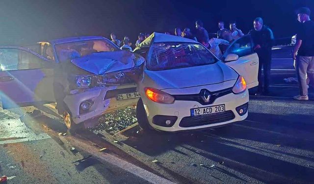 Bingöl'de otomobil ile pikap çarpıştı: 1'i ağır 3 yaralı