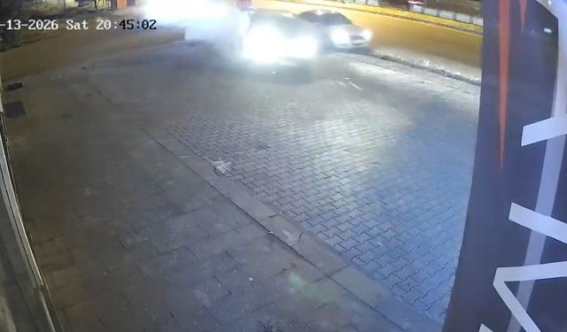 Kaza anı kamerada: İş yerine çarpmaktan son anda kurtuldu