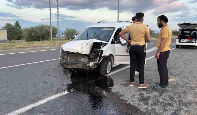 Lastiği patlayan araç refüjdeki direği devirdi: 1 yaralı