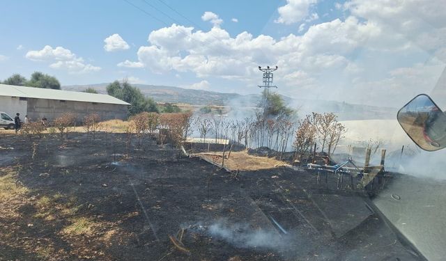 Bingölde çıkan yangın saman balyalarına sıçramadan söndürüldü
