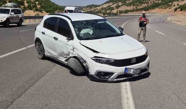 Bingöl'de otomobil bariyerlere çarptı: 4 yaralı