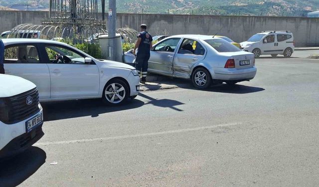 Bingöl'de iki otomobil çarpıştı: 1 yaralı