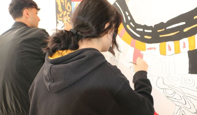 Tuvallere Sığmadılar, Duvarları Boyuyorlar