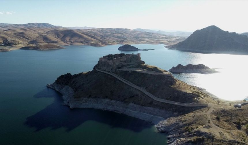 Tunceli&#039;nin Pertek ilçesinde birçok medeniyete ev sahipliği yapan Pertek Kalesi, eşsiz manzarasıyla ziyaretçilerini tarihi yolculuğa çıkarıyor.
