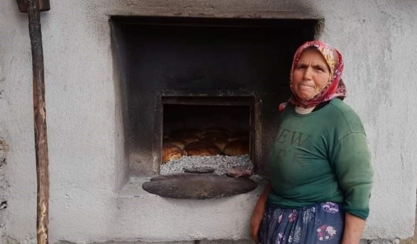 Selendili’de kadınlar depremzedeler için ekmek yapıyor