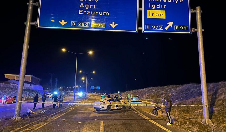 Van'da otomobilin direğe çarptığı kazada 3 kişi öldü, 2 kişi yaralandı