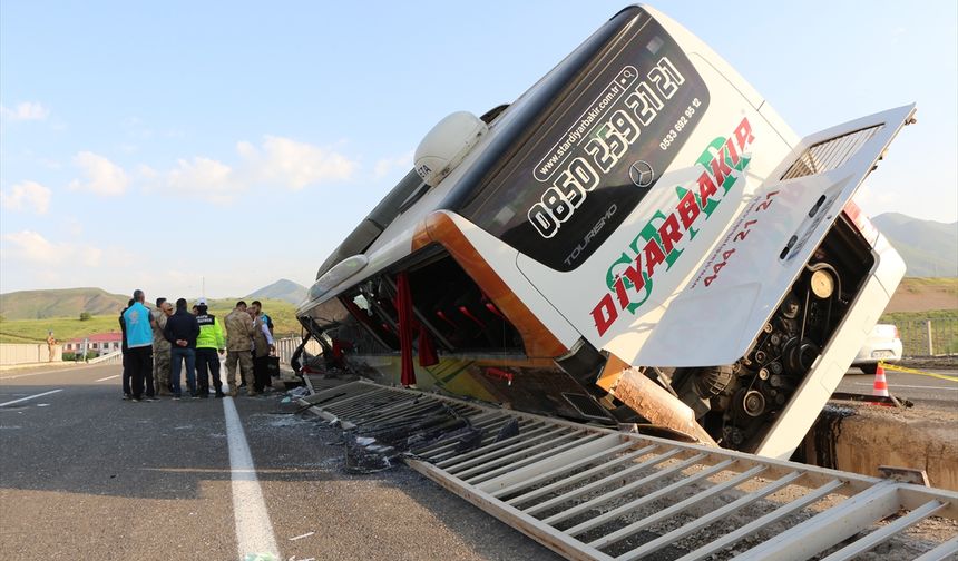 Bingöl'de devrilen yolcu otobüsündeki 3 kişi ağır yaralandı