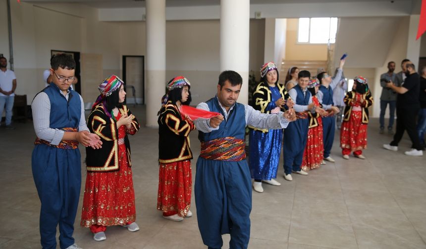 Diyarbakır ve çevre illerde öğrenciler karnelerini aldı