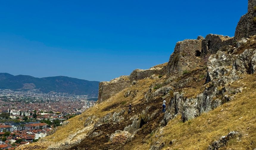 Fethiye Kalesi kazı alanındaki otluk alanda çıkan yangın söndürüldü