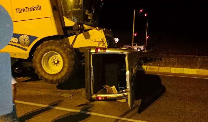 Ağrı'da kamyonet ile biçerdöverin çarpışması sonucu 2 kişi yaralandı