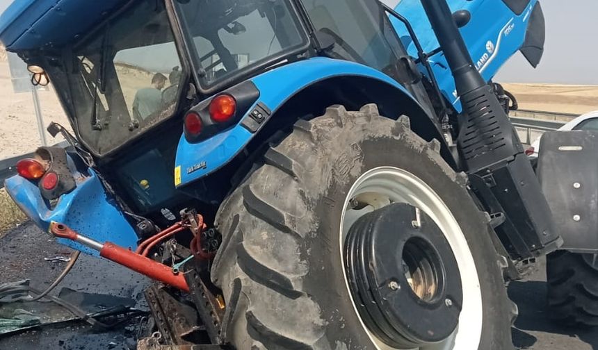 Ağrı'da otomobil ile traktörün çarpıştığı kazada 2 kişi yaralandı