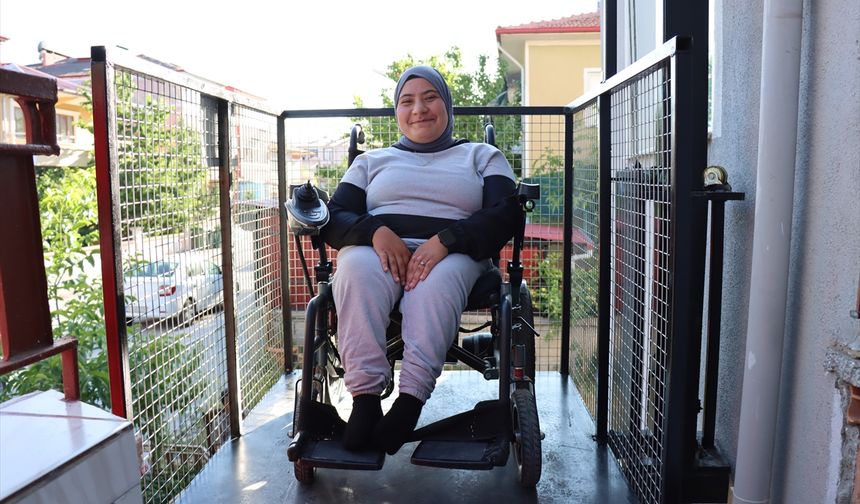 Merdivenleri inip çıkamayan Bengisu evinin balkonuna yapılan asansörle engelleri aşıyor