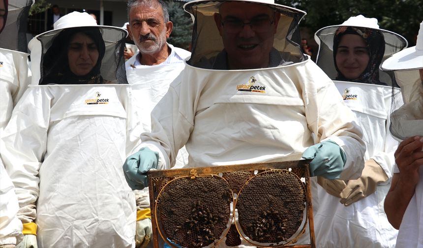 Ağrı Valisi Koç, kadın arıcılarla bal hasadı yaptı