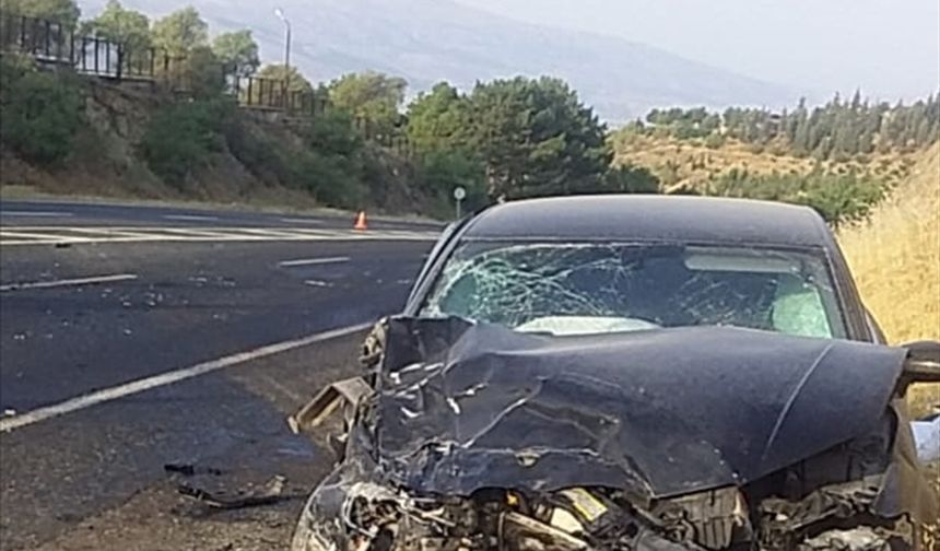 Elazığ'da iki otomobilin çarpıştığı kazada 6 kişi yaralandı