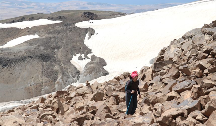 Fen liseli Meryem, Ağrı'dan sonra Süphan Dağı'nın zorlu zirvesine tırmandı