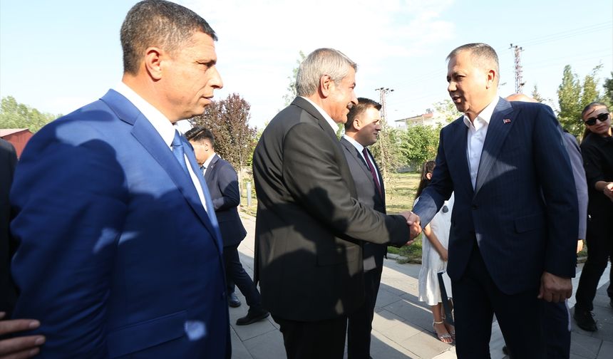 İçişleri Bakanı Yerlikaya, Ağrı'da esnaf ziyareti yaptı