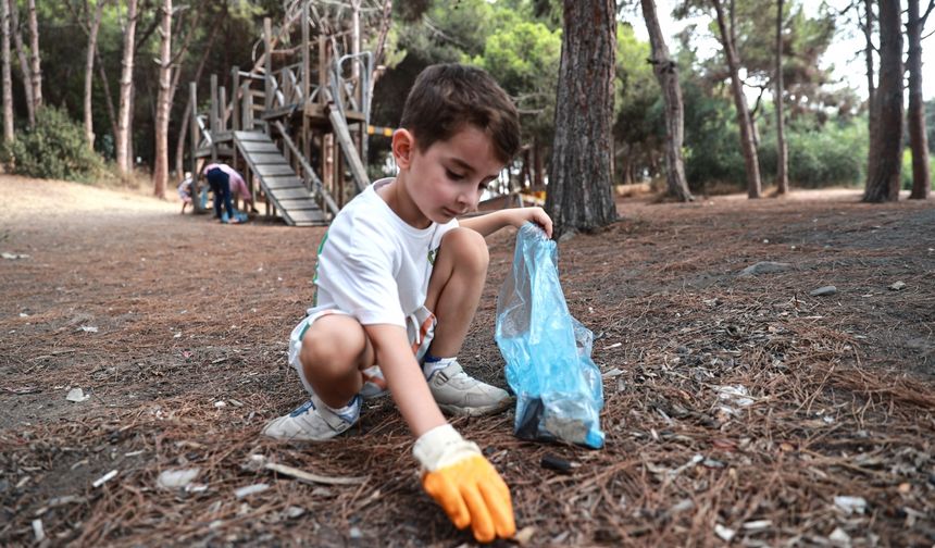 Mersin'de çevre duyarlılığı oluşturan Aras, yaşıtlarıyla ağaçlık alanı temizledi