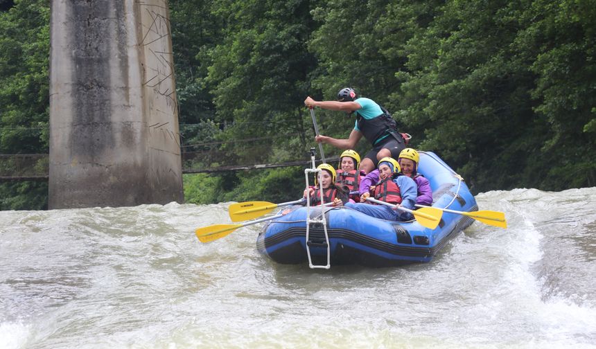 Rize'de yerli ve yabancı turistlerin rafting keyfi