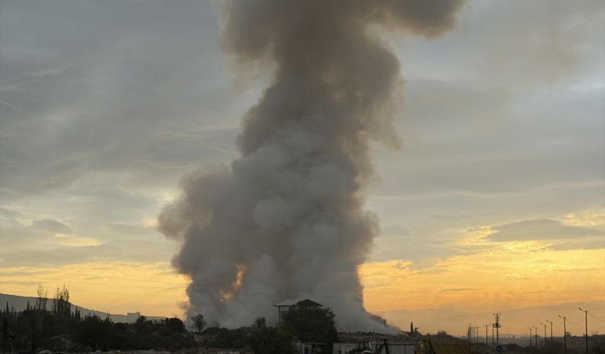 İzmir'de çöp aktarma noktasında çıkan yangına müdahale ediliyor