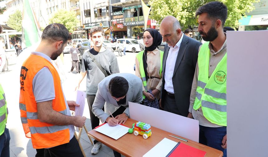 Siirt, Batman, Şırnak ve Bingöl'de 'Boş Sıralar' etkinliğiyle Gazzeli çocuklar anıldı