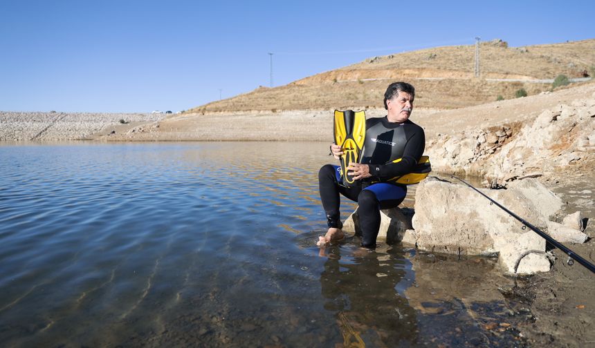Su tasarrufuna dikkati çekmek isteyen dalgıç barajı yüzerek geçti