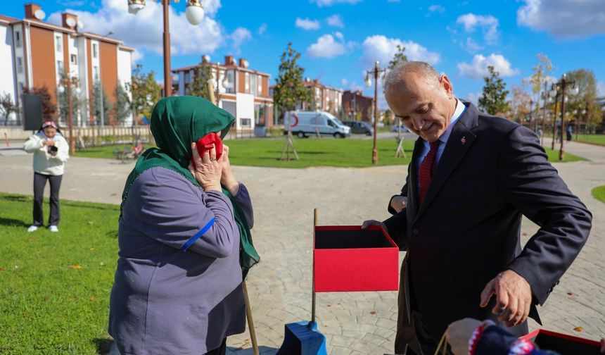 Türk Bayrağını Yere Düşürmemek İçin Gösterdiği Duyarlılık Yürekleri Isıttı