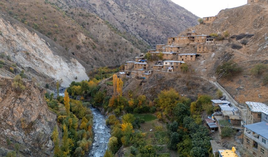 Bitlis'teki taş evler, sonbahar manzarasıyla fotoğraf tutkunlarını ağırlıyor