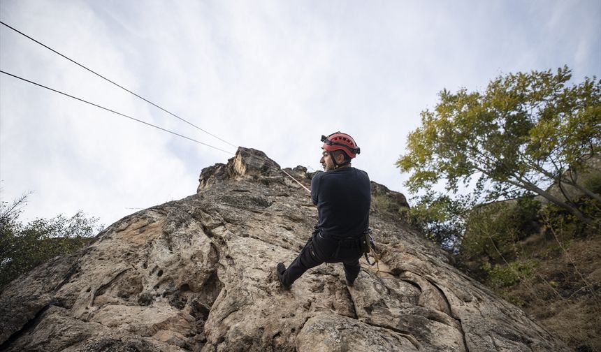 Doğaseverler zirvelere güvenli tırmanış için zorlu dağcılık eğitimlerinden geçiyor