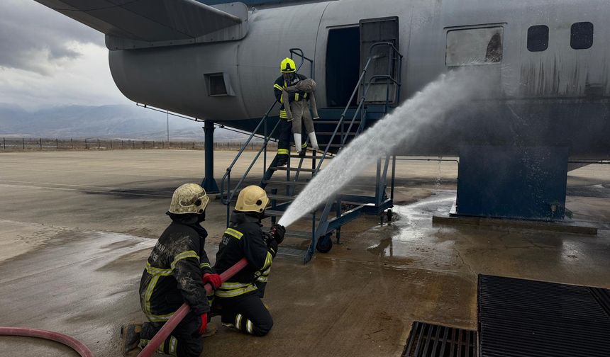 Erzincan Yıldırım Akbulut Havalimanı'nda uçak yangın tatbikatı yapıldı