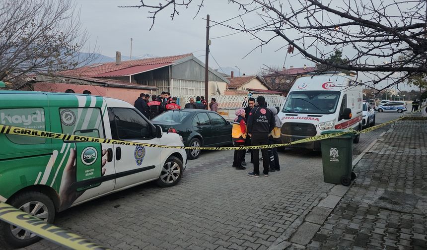 Erzincan'da baba ile oğlu evlerinde ölü bulundu