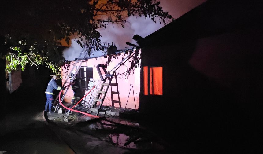 Erzincan'da müstakil evde çıkan yangında mahsur kalan 2'si çocuk 4 kişi kurtarıldı