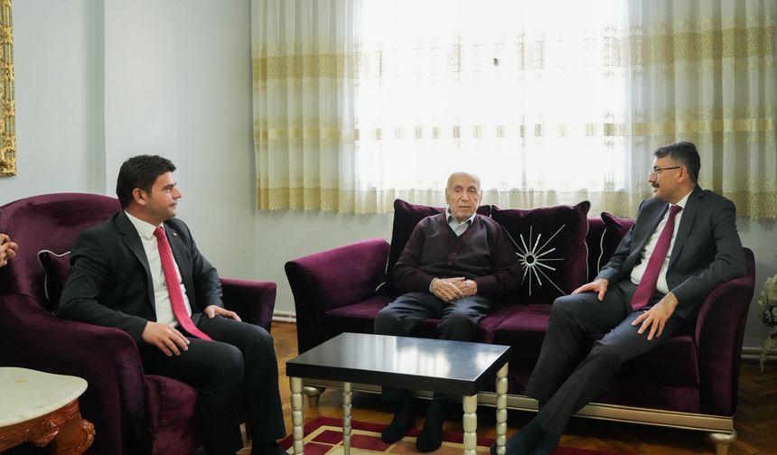 Hakkari Valisi Çelik, 93 yaşındaki emekli öğretmeni ziyaret etti