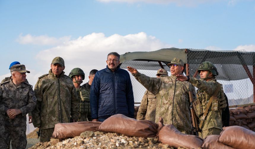 Hakkari Valisi Çelik ve 2. Ordu Komutanı Korgeneral Topaloğlu, sınırdaki üs bölgelerini ziyaret etti